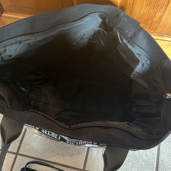 NWOT VICTORIAS SECRET TOTE & wristlet - Picture 4 of 5